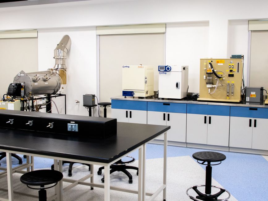 Wnętrze nowoczesnego laboratorium z zaawansowaną aparaturą